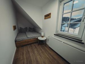 una piccola camera da letto con un letto e una finestra di House Lisbeth - Apartment Lina a Vesser Altre 3 foto