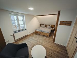 una piccola stanza con un letto e una finestra di House Lisbeth - Apartment Lina a Vesser