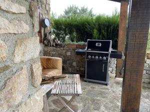 een grill met een laptop bovenop een fornuis bij Holiday home aison Le Barret in Sallelles