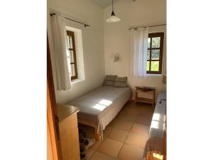 een kleine slaapkamer met een bed en een raam bij Holiday home aison Le Barret in Sallelles