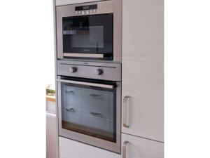 施塔费尔湖畔穆尔瑙Holiday apartment with 2 bedrooms的厨房配有微波炉和烤箱。