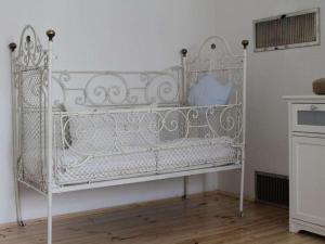 施塔费尔湖畔穆尔瑙Holiday apartment with 2 bedrooms的房间里有一张白色金属床。