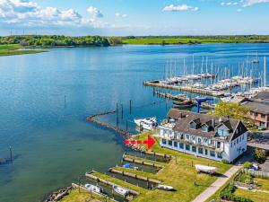 eine Luftansicht auf einen Yachthafen mit Booten in der Unterkunft Holiday apartment with 1 bedroom in Maasholm