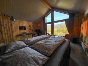 Ένα ή περισσότερα κρεβάτια σε δωμάτιο στο 9 person holiday home in Øverbygd