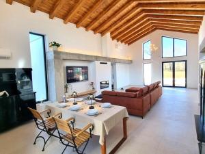 un soggiorno con un tavolo e un divano di Villa Kinkeli Villa Kinkeli a Cere