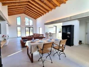 un ampio soggiorno con tavolo e sedie di Villa Kinkeli Villa Kinkeli a Cere
