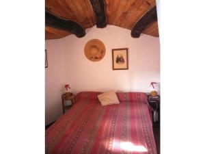 En eller flere senge i et værelse på Cabin in Peyremale with swimming pool