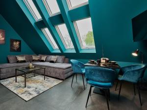 Romantic Uproom في Albachten: غرفة معيشة مع أريكة وطاولة وكراسي +صورتان