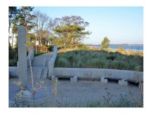 朱列斯拉赫Holiday apartment with 2 bedrooms的一组长椅摆放在草地旁。