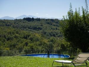 a swimming pool with a table and a chair at Syrah - Domaine La Flotte in Chalabre
