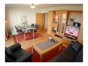 朱列斯拉赫Holiday apartment with 2 bedrooms的带桌子和电视的客厅