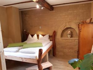 ein Schlafzimmer mit einem Bett in einem Zimmer mit einem Ofen in der Unterkunft Chalet Bösleben in Bösleben-Wüllersleben