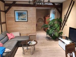 ein Wohnzimmer mit Sofa und Tisch in der Unterkunft Chalet Bösleben in Bösleben-Wüllersleben