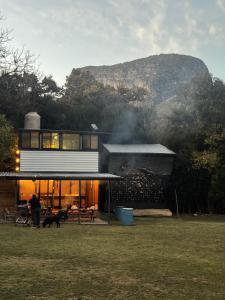 Γενική θέα στο βουνό ή θέα στο βουνό από  αυτό το κάμπινγκ