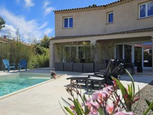 een huis met een zwembad voor een huis bij Maison Laurier Rose in Plan-de-la-Tour