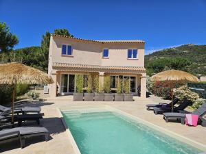een villa met zwembad voor een huis bij Maison Laurier Rose in Plan-de-la-Tour