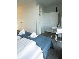 Ένα ή περισσότερα κρεβάτια σε δωμάτιο στο Holiday apartment in Emden with swimming pool