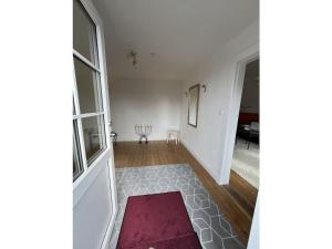 ein leeres Zimmer mit einem Flur, auf dem ein roter Teppich liegt. in der Unterkunft Holiday apartment in Herzhorn with barbecue in Kollmar
