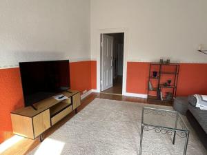 ein Wohnzimmer mit einem großen Flachbildfernseher in der Unterkunft Holiday apartment in Herzhorn with barbecue in Kollmar