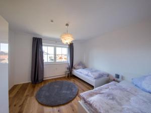 Ένα ή περισσότερα κρεβάτια σε δωμάτιο στο Holiday apartment in Pähl with swimming pool