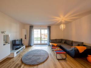 Μια τηλεόραση ή/και κέντρο ψυχαγωγίας στο Holiday apartment in Pähl with swimming pool