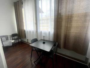 ein Raum mit einem Tisch und Stühlen und einem Fenster in der Unterkunft Le Cannet apartmment for 4 Guests in Tanneron + 2 Fotos