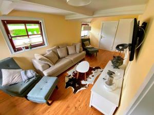 una sala de estar con un sofá y una mesa en Cabin in Quickborn with swimming pool, en Quickborn