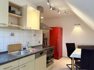 兰肯-格拉尼茨Holiday apartment with 2 bedrooms的厨房配有水槽和红色冰箱
