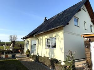 兰肯-格拉尼茨Holiday apartment with 2 bedrooms的一栋带有黑色屋顶的白色房子