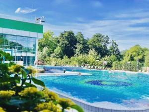 een zwembad voor een gebouw bij Holiday home with 1 bedroom in Tätendorf-Eppensen