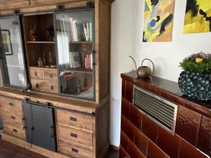 een grote houten kast met daarop een spiegel bij Holiday home with 1 bedroom in Tätendorf-Eppensen