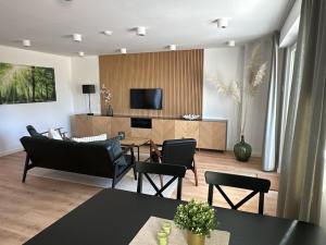 ein Wohnzimmer mit Sofa und Fernseher in der Unterkunft Nature Love Sauerland in Balve