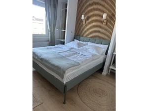 ein Bett mit weißen Laken und Kissen in einem Schlafzimmer in der Unterkunft Nature Love Sauerland in Balve