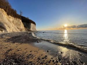 萨斯尼茨Holiday apartment with 2 bedrooms的沙滩和海洋上都有脚印 更多14张照片