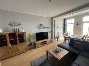 萨斯尼茨Holiday apartment with 2 bedrooms的客厅里有一张沙发和一张桌子。