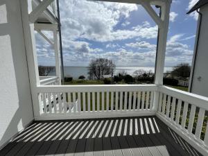 萨斯尼茨Holiday apartment with 2 bedrooms的海景门廊