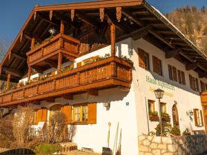 een gebouw met daarop een balkon bij House Alpenlicht in Reit im Winkl