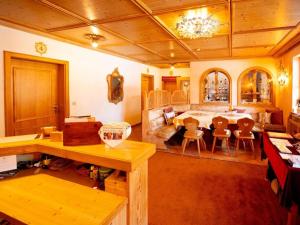 een woonkamer met een tafel en stoelen bij House Alpenlicht in Reit im Winkl