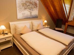 Ένα ή περισσότερα κρεβάτια σε δωμάτιο στο Guesthouse Trostelhof 4