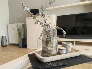 un vaso con dei fiori sul tavolo. di Villa Marin, Apartment 6 a Zinnowitz