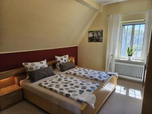 博克霍尔恩Holiday apartment on the primeval forest road的有两张床和一扇窗户的卧室