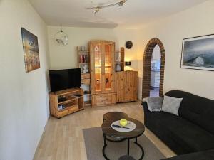 博克霍尔恩Holiday apartment on the primeval forest road的客厅里有一张沙发和一台电视