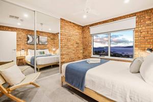 Una cama o camas en una habitación de House on the Hillside with City Views Sleeps 12