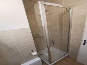 Ένα μπάνιο στο Couple Stay by the French Riviera