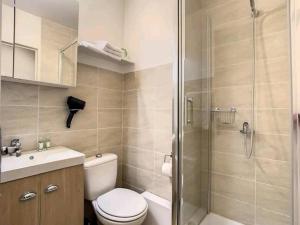 Ένα μπάνιο στο Couple Stay by the French Riviera