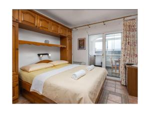 En eller flere senge i et værelse på Apartment Villa Ana Selce