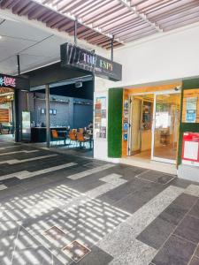 凯恩斯The Espy Hostel的一栋建筑物，上面挂着“出口”的标志。