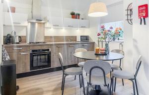 Η κουζίνα ή μικρή κουζίνα στο Cozy Home In Hoeven With Wifi