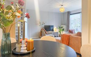 Χώρος καθιστικού στο Cozy Home In Hoeven With Wifi