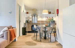 Η κουζίνα ή μικρή κουζίνα στο Cozy Home In Hoeven With Wifi +11 φωτογραφίες